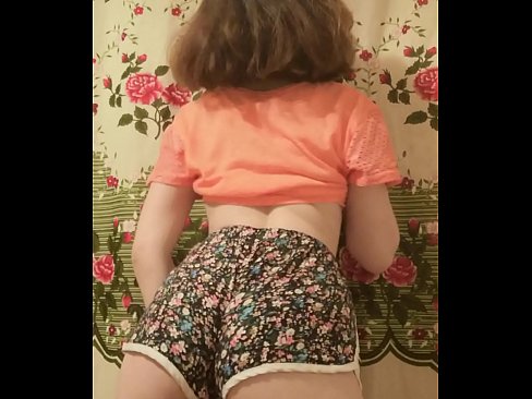 ❤️ Сексуалды жас сәби камерада шорттарын шешіп жатыр Порно видео бойынша бізде ﹏