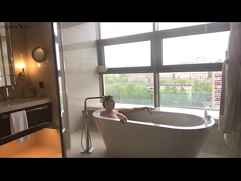 ❤️ Керемет сәби Жуынатын бөлмеде оның кискасын құмарта тартып жатыр Порно видео бойынша бізде ﹏