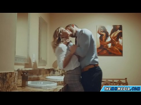 ❤️ Бүкіл аққұба сізді қоғамдық дәретханада азғырғанда Порно видео бойынша бізде ﹏